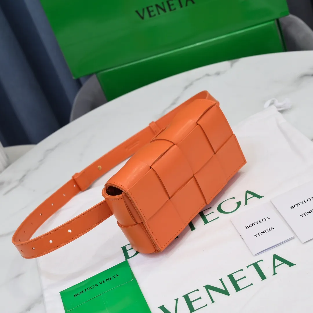 #𝐓𝐇𝐄 𝐁𝐄𝐋𝐓 𝐂𝐀𝐒𝐒𝐄𝐓𝐓𝐄 Checkered waist bag🔻 The hot cassette has a new style. The lambskin material is very light and has the same high-grade touch as always. It can be used as a handbag, waist bag, crossbody, or shoulder bag. Small and exquisite but very easy to use, it is stress-free to install iPhone plus, 💄lipstick 🕶️sunglasses! It continues the square shape of the cassette bag and does not deform after loading. It has a very concave shape! 【6815#】 Size: 17.5*9.5*5cm